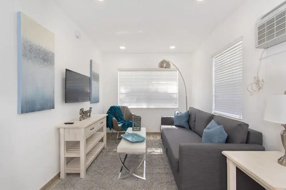 Trendy 1 BR W/parking Space & Walk to the Beach #8