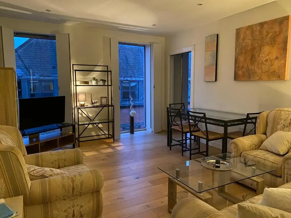 Central, modern and peaceful, lovely Cathedral views, two-bed apartment with 40" smart TV & free onsite parking