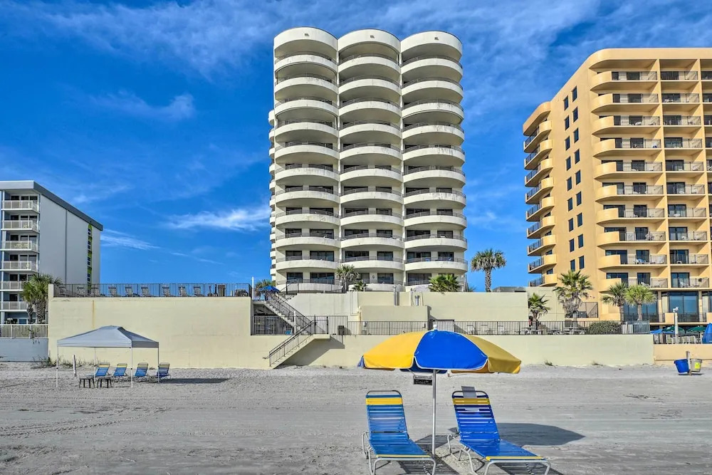 Sleek Beachfront Getaway w/ Community Perks!