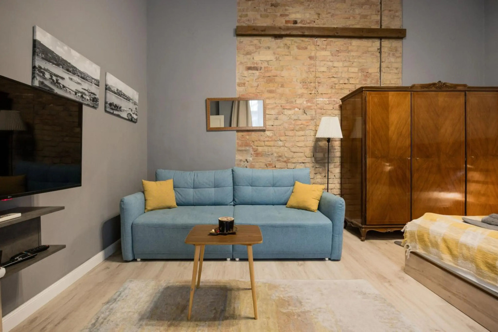 Elisabeth Bridge Home in the Heart of the city with AC