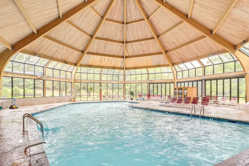 Modern Mountain Escape in Poconos: Walk to Slopes!