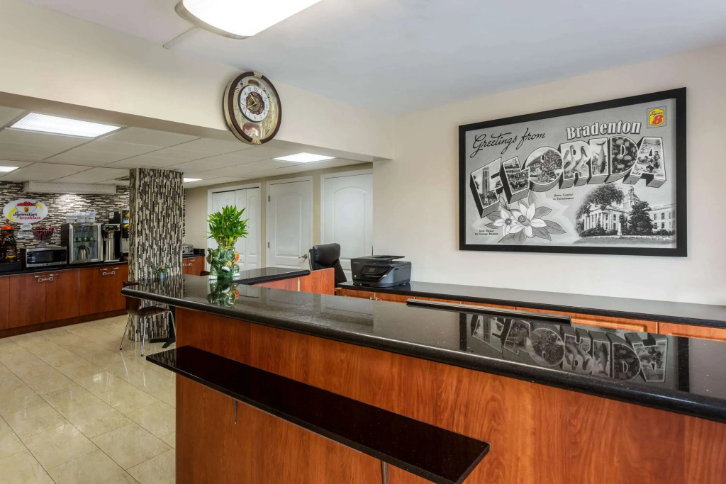 Super 8 by Wyndham Bradenton Sarasota Area