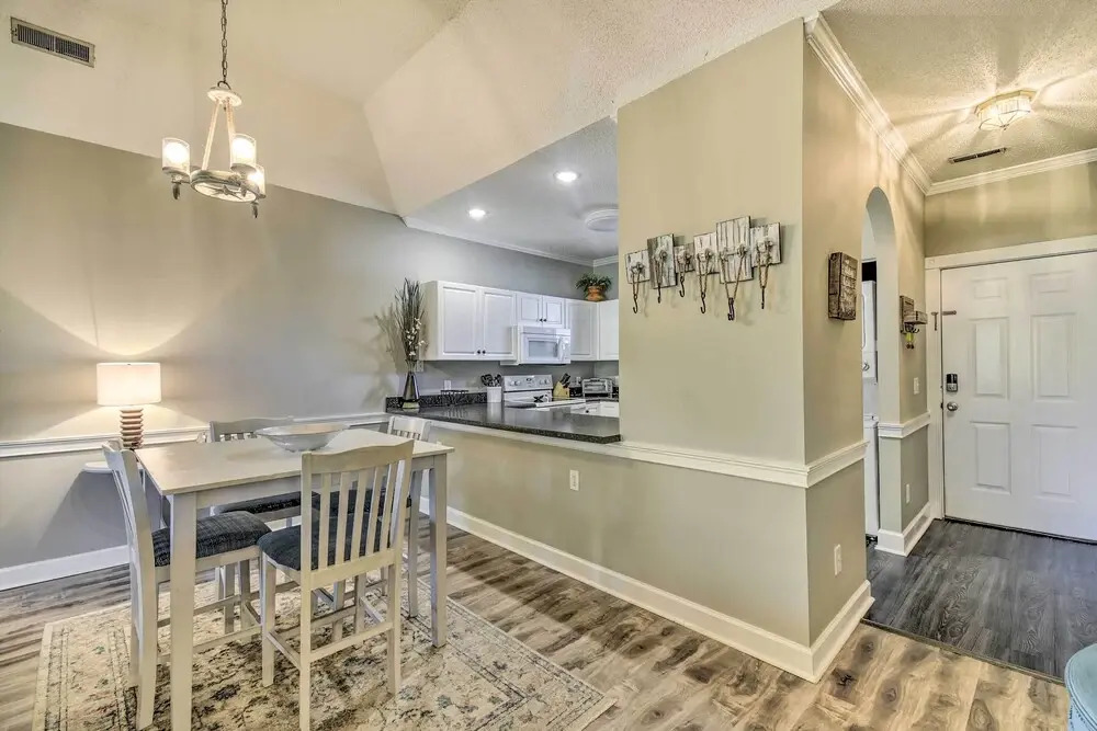 Condo w/ Pool Access & Central A/C - 2 Mi to Beach