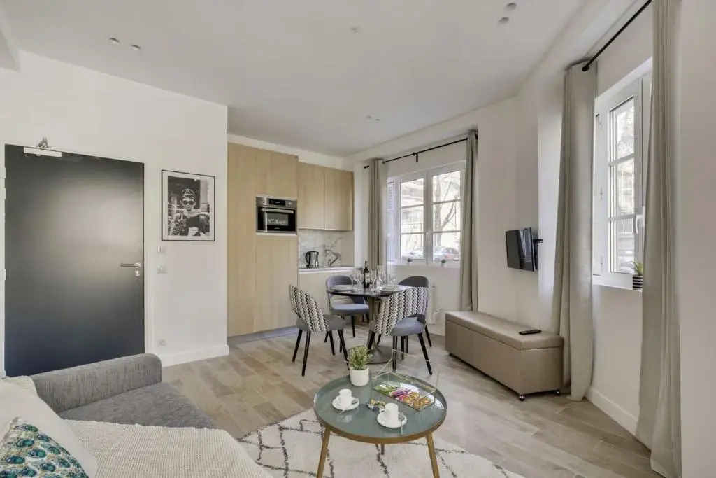 351 Suite Jean Yves Great Studio PMR Paris