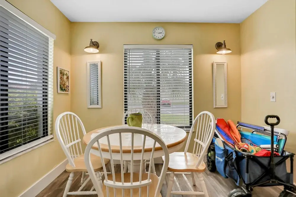 Ground-floor Condo Next to the Tennis Courts With 2 Pools, Sauna, Beach Access