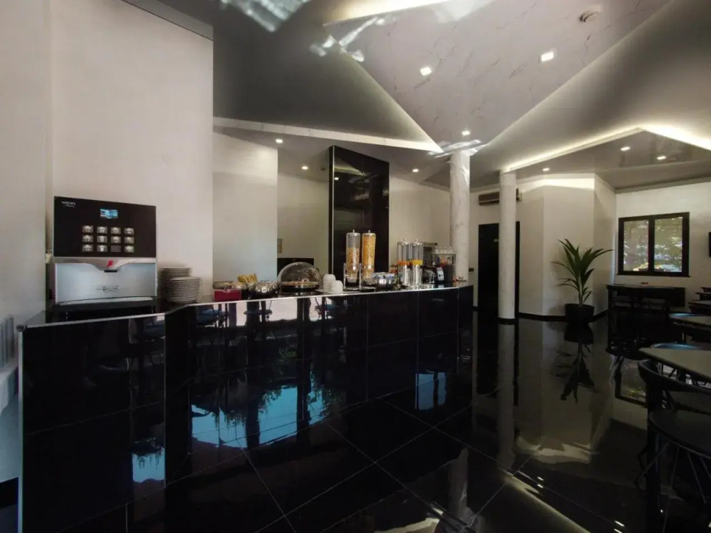 Hotel Versailles