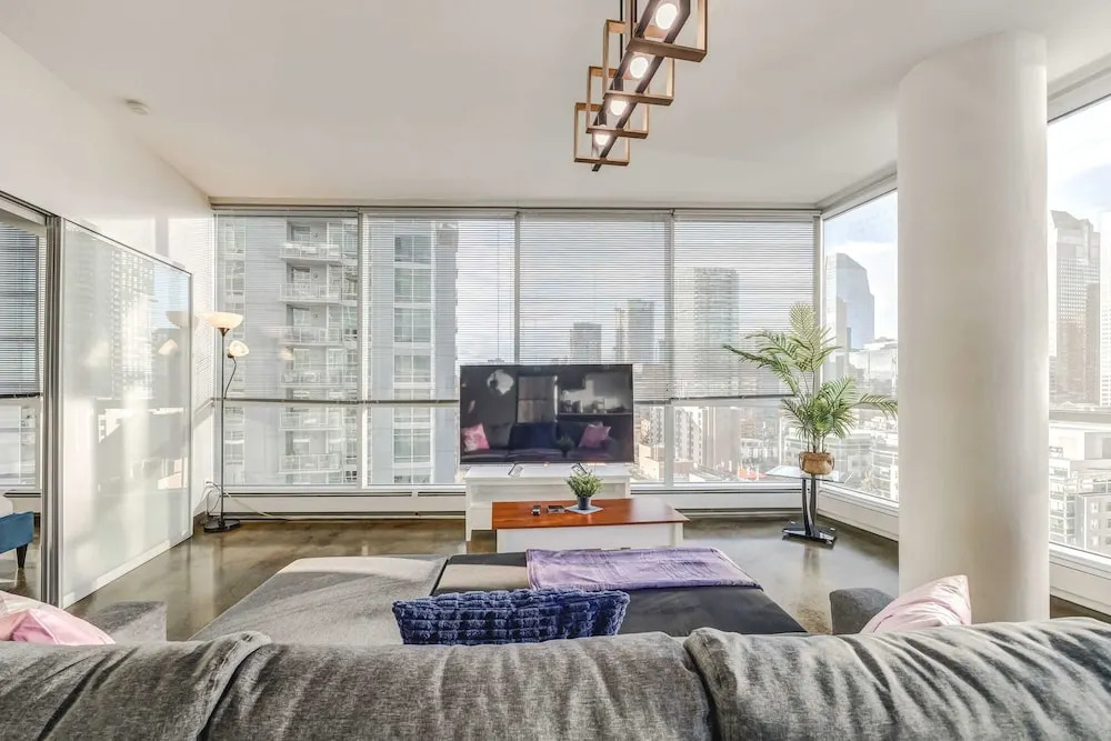 Elegant 2BR Condostunning Downtown Views!