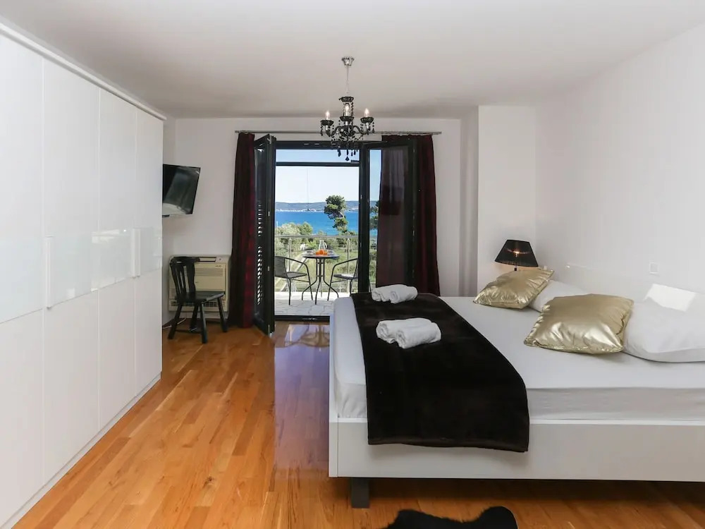 Wonderful 5 bedroom villa with private swimming pool, amazing sea view terrace