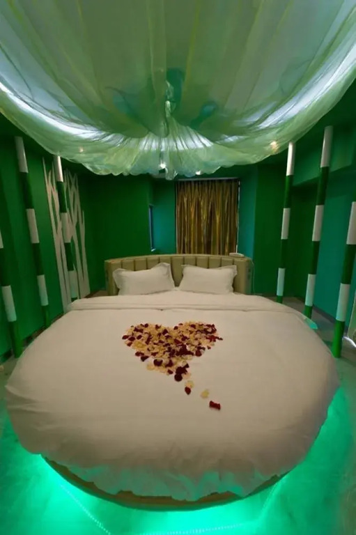 Leaf and Love Theme Hotel