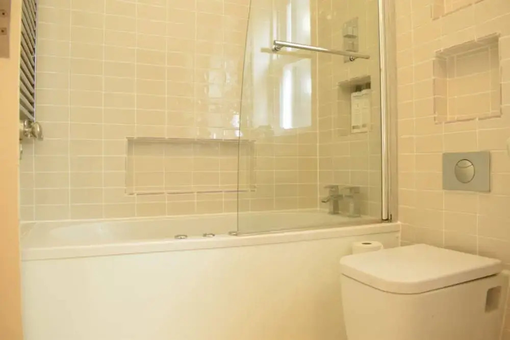 Stylish And Bright 2 Bedroom Flat With Garden