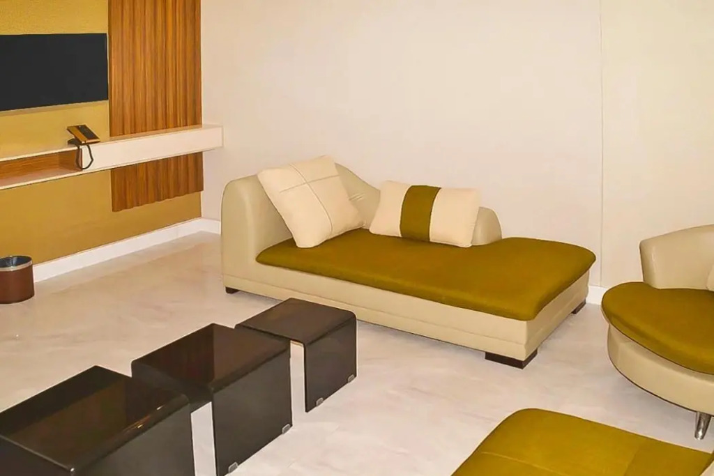 OYO 618 Taya Hotel