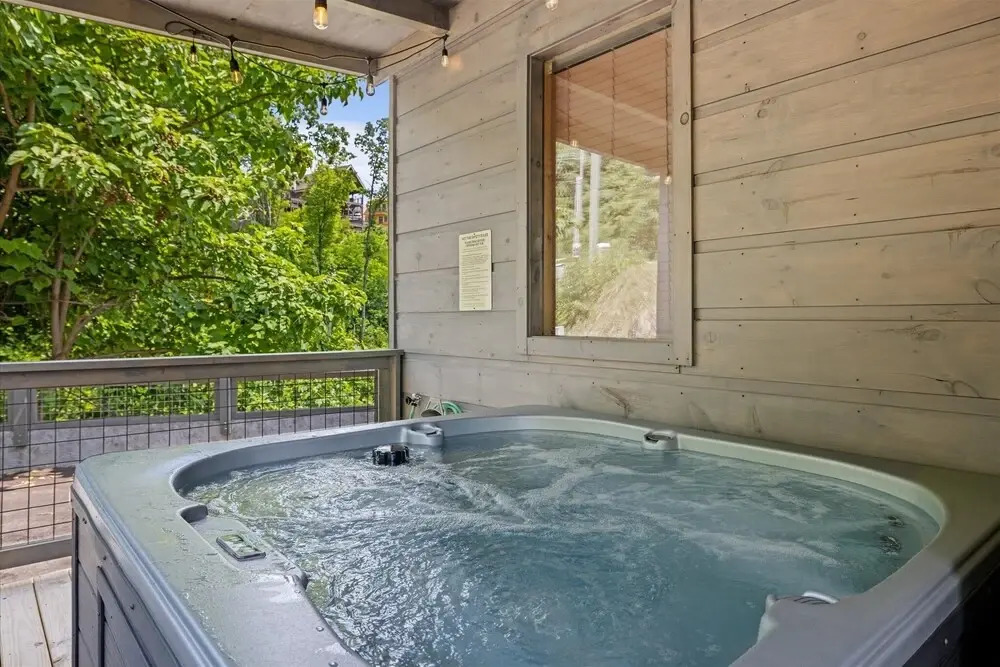 Grizzlies Den 4 Bedroom Cabin by RedAwning