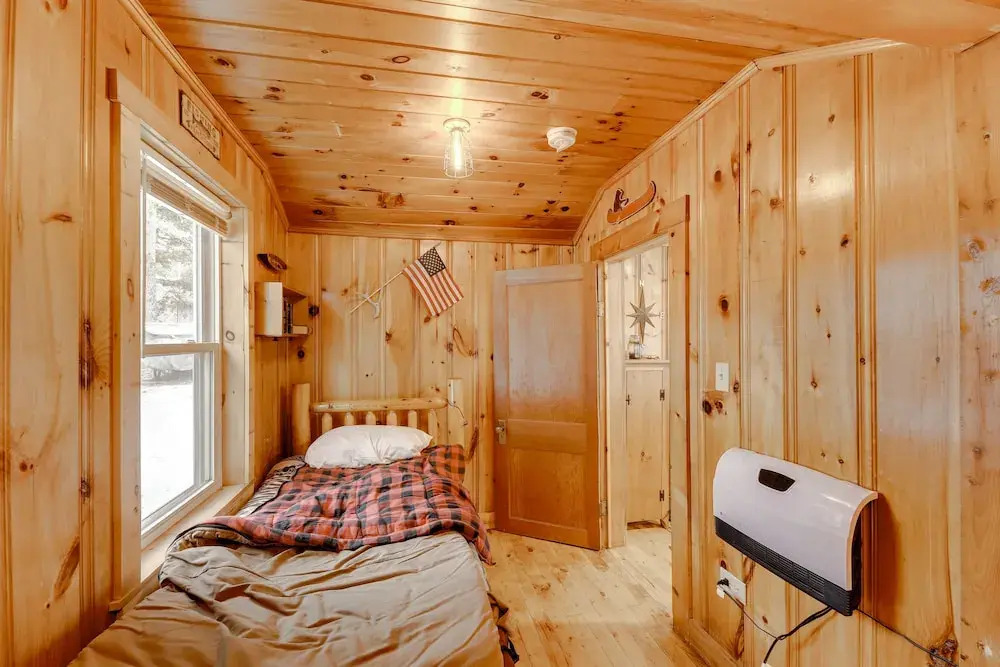Lovely Maine Cabin w/ Deck, Gas Grill & Fire Pit!