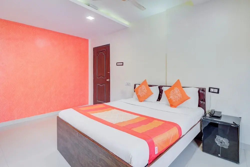 OYO 9748 Hotel Girgaon Palace