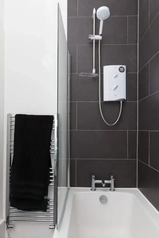 Comfortable 3 Bedroom Top Floor Flat in Old Town