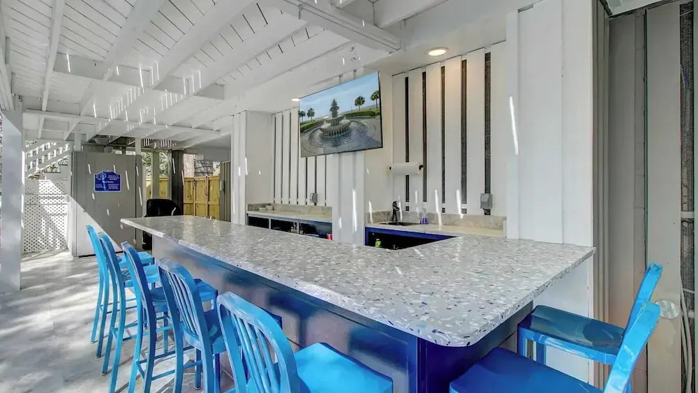 3704 Cameron by Avantstay Pool Bar Multiple Balconies!