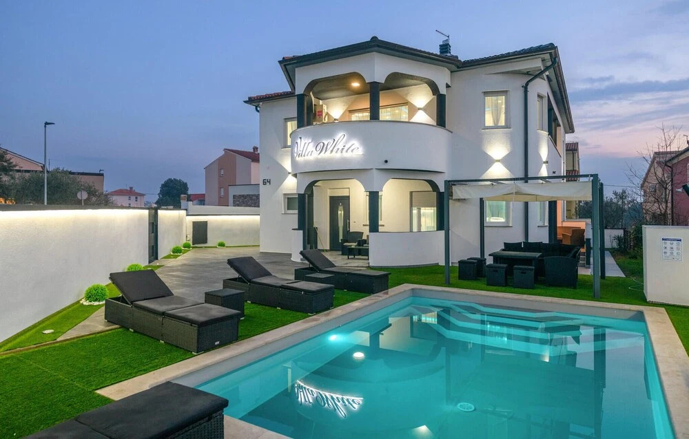 Stunning Home in Pula With Wifi and 7 Bedrooms