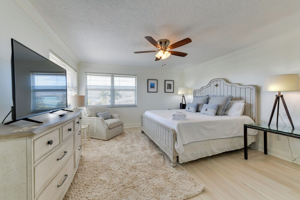 Steps to Ocean & Bay: Bradenton Beach Townhome!
