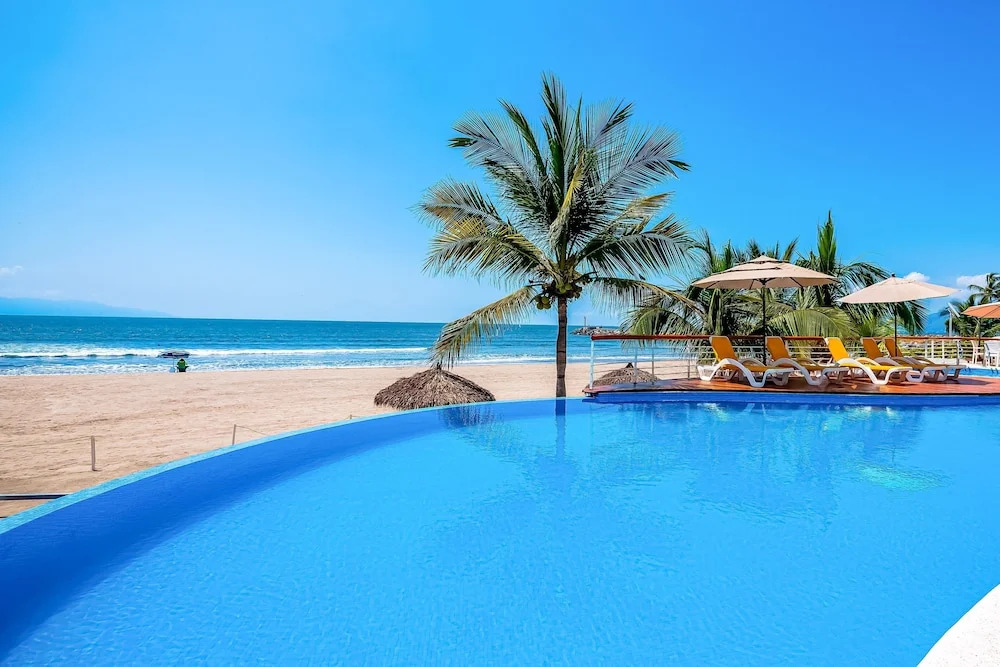 Beachfront 4th-floor Condo With Views, Outdoor Pool, Balcony, W/D & Central AC