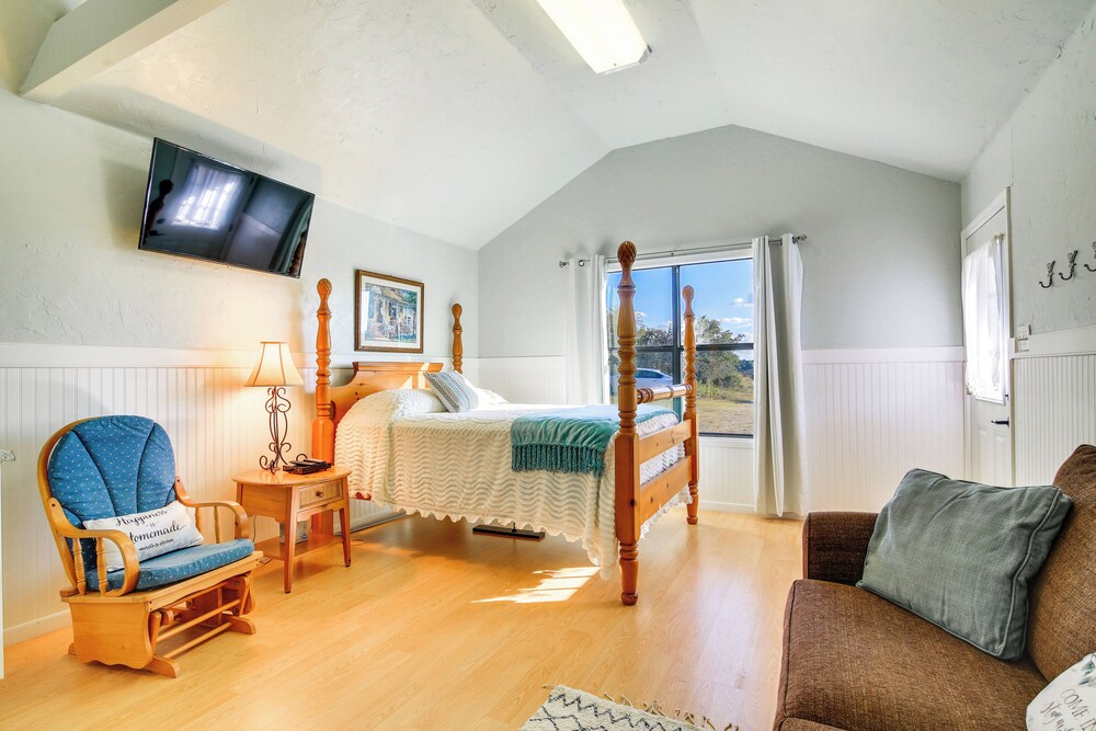 Ranch Cabin w/ Decks, 10 Mi to Fredericksburg