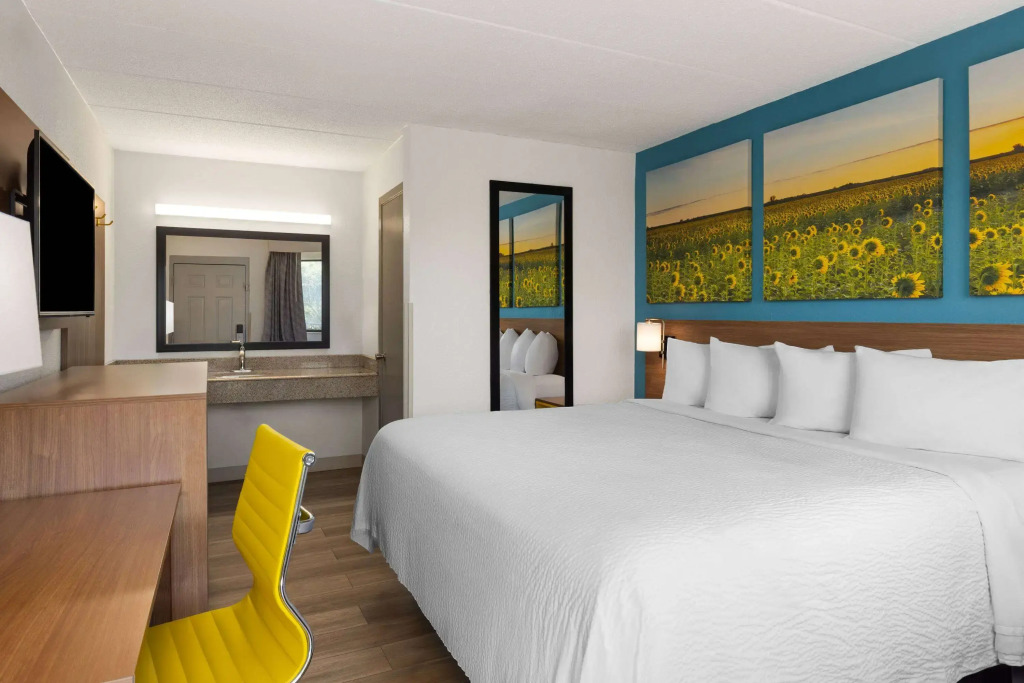 Days Inn & Suites by Wyndham Indianapolis Airport East