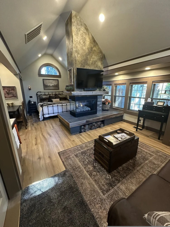 Luxury Gold Miner Cottage Walk to Britt