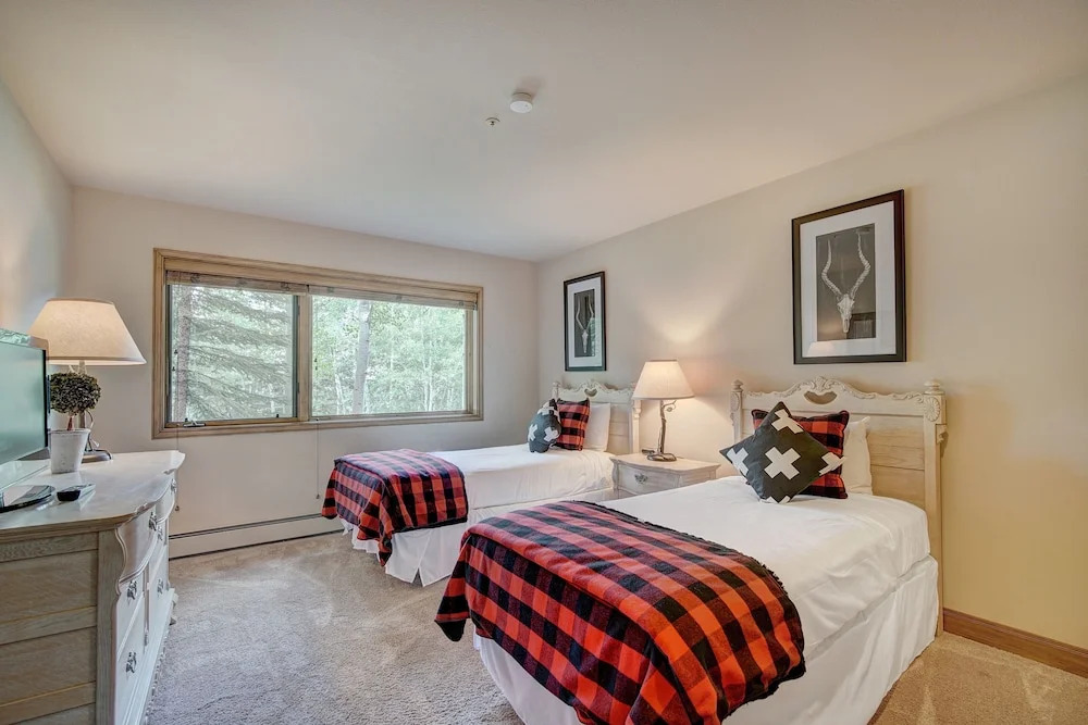 Luxury 4 Bed Pines Townhome Amongst The Peace And Quiet 4 Bedroom Townhouse by RedAwning