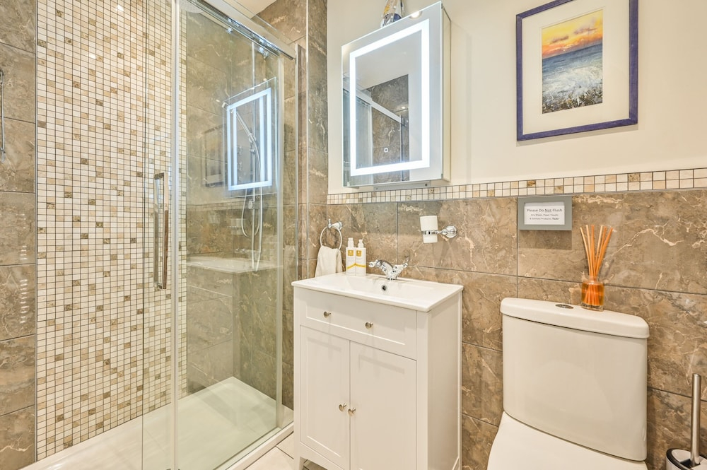 Muntham Apartment 4