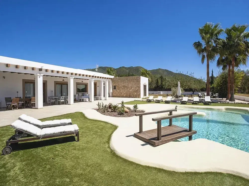 Spacious Villa With Games Area