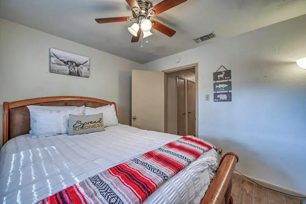 Kerrville Hidden Gem With Firepit and Grill - Great Location