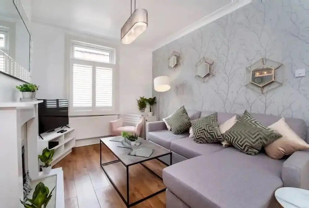 Amberley House with Hot Tub, Free Parking