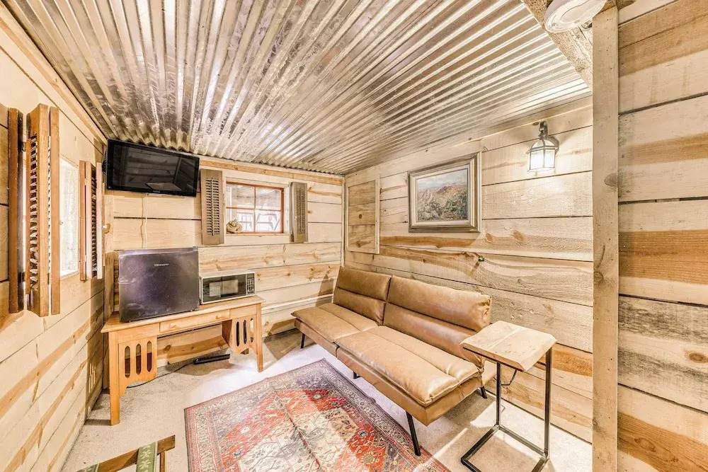 Cozy Cabin Near Grindstone Lake & Downtown!