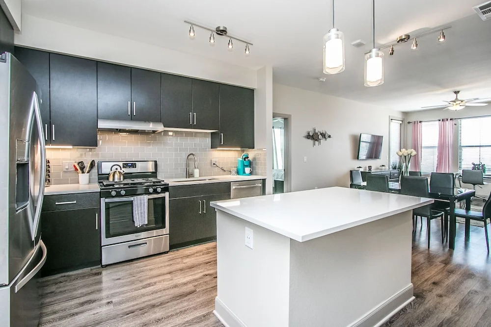 Rooftop Pool, Views, Close to Shops & Dining C4427