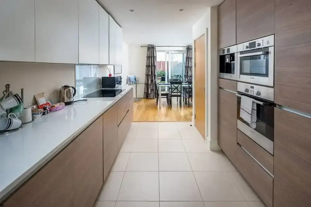 Modern 3 Bed, 2 Bath Flat W/garden in East Acton