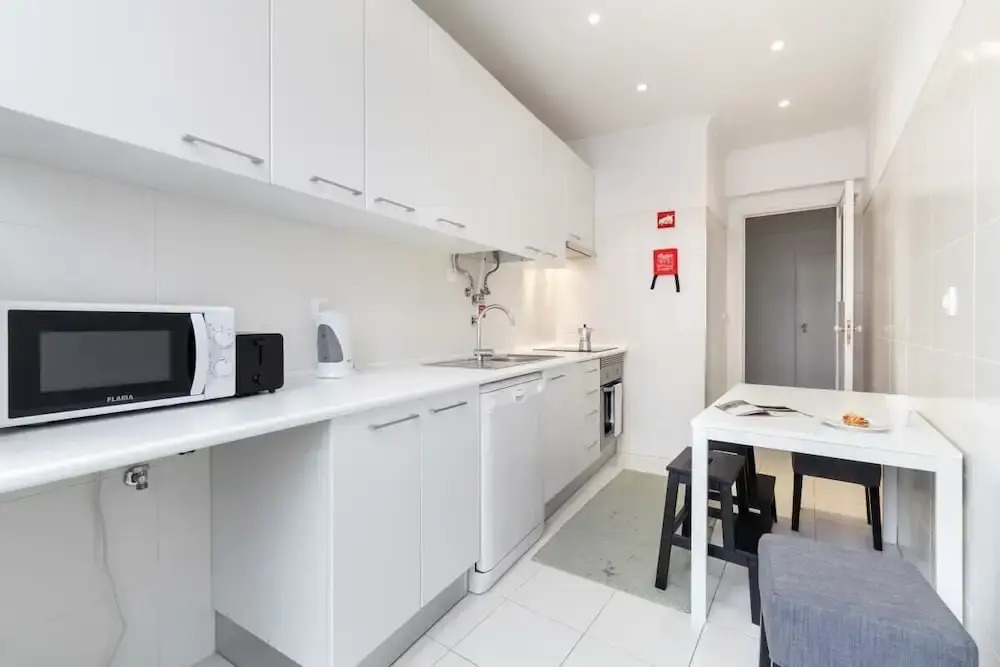 Minimalist 2bdr Apt in Lisbon, Excellent Location
