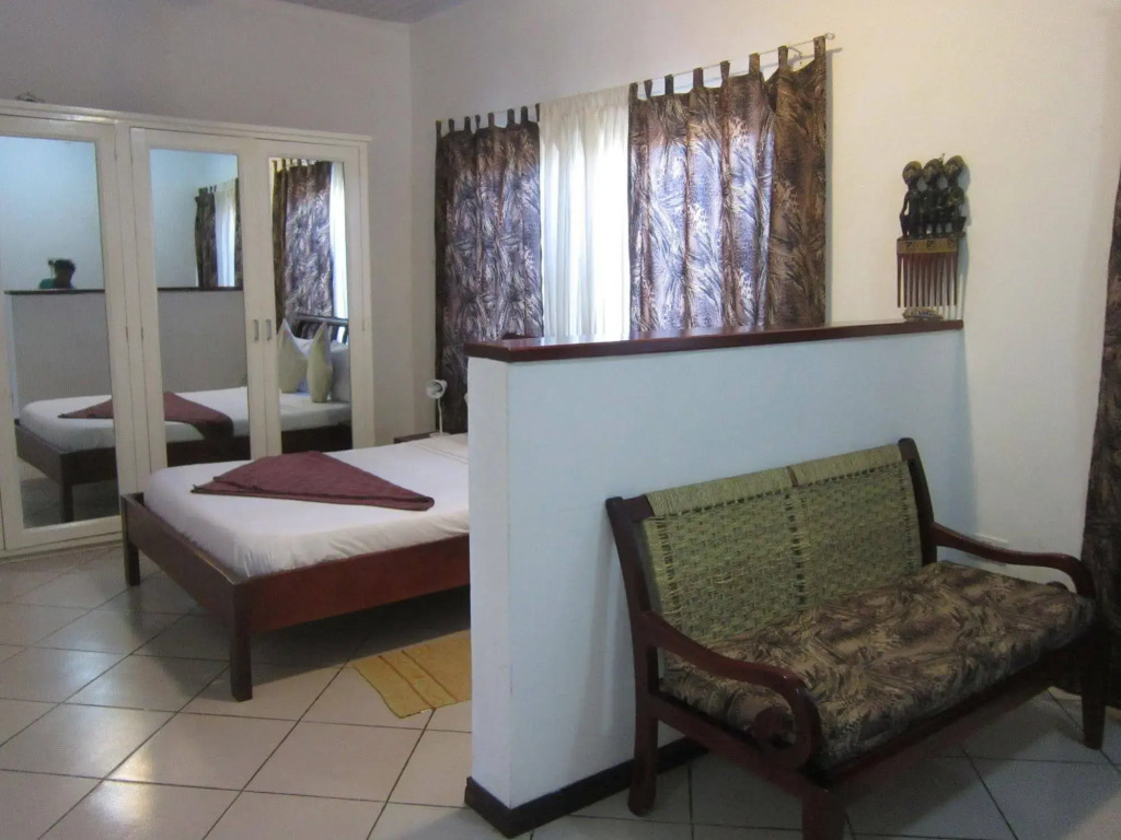 La Paradise Inn