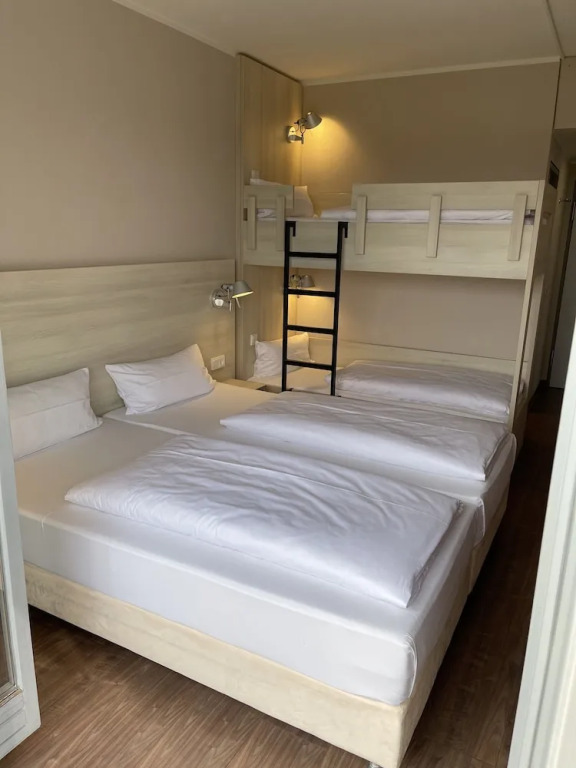 Отель Coffee Fellows Hotel Irschenberg Sud