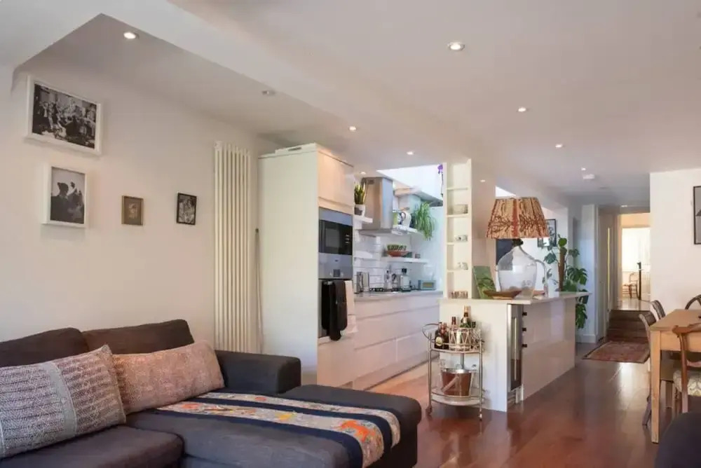 Stylish 2 Bedroom Flat Overlooking The River