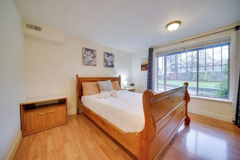 6 Mi to Downtown Seattle: Step-free Apt w/ Patio