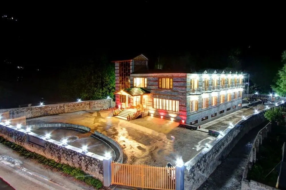 Aamod at Apple Town