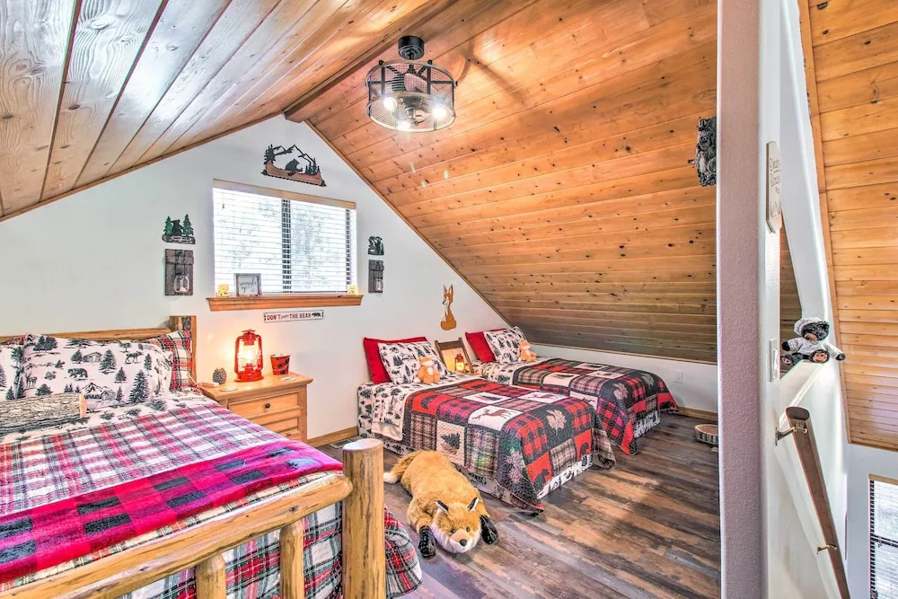 Pinetop Retreat w/ Fire Pit & Game Room!