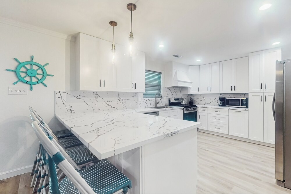 3BR Coastal Home w/ Coastal Design- Steps to Sand