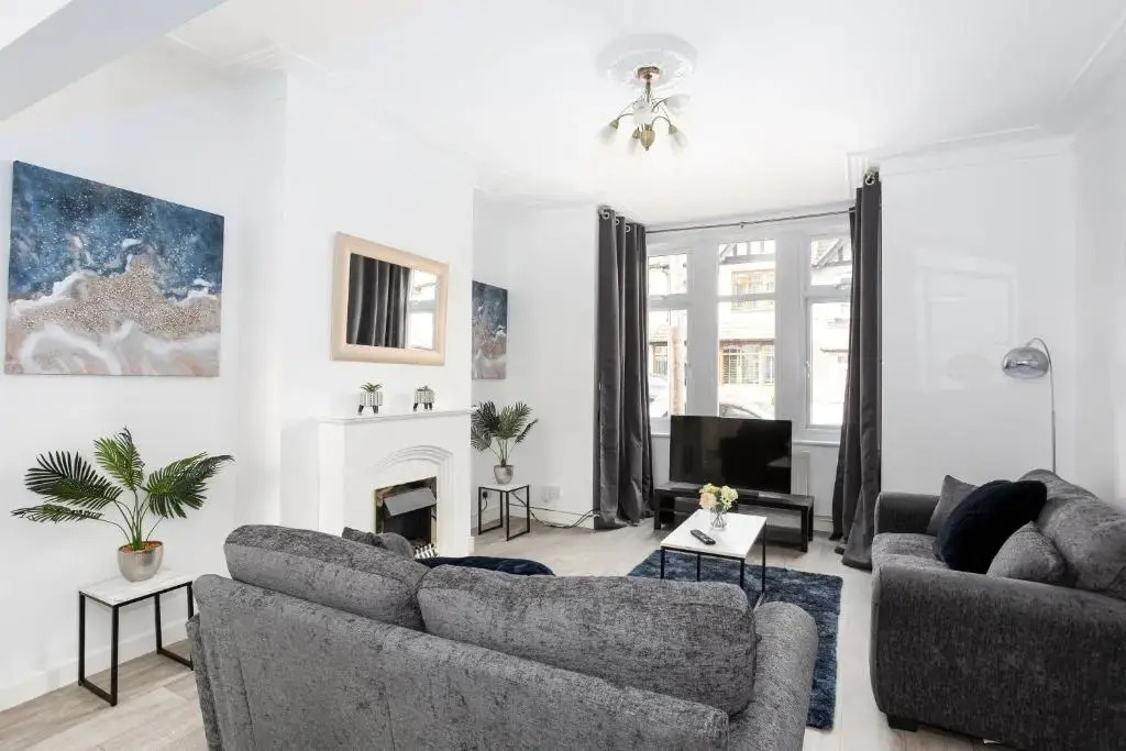 Wenham House - Large House with Hot Tub, Sleeps 11!