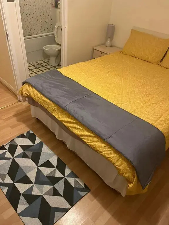 Ensuite Room near Canal
