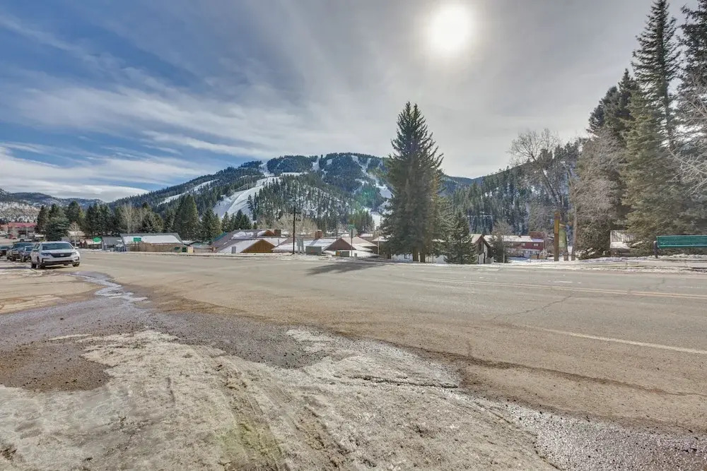 Main Street Red River Condo w/ Fireplace & Views!