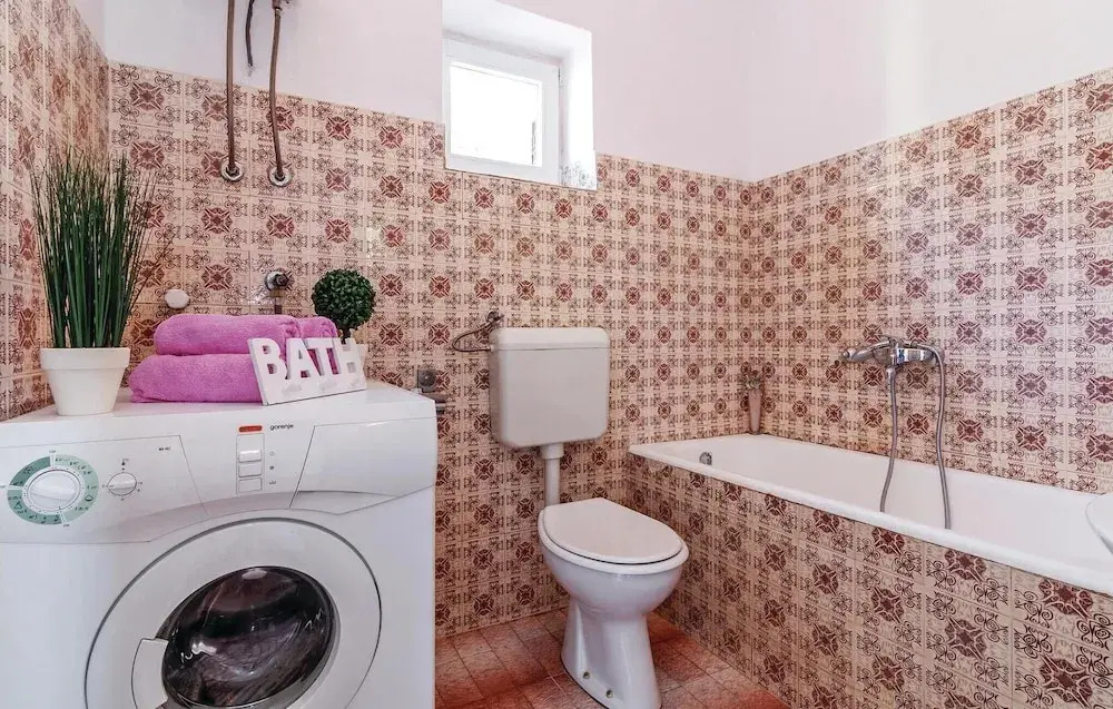 Stunning Home in Modric With 3 Bedrooms and Wifi