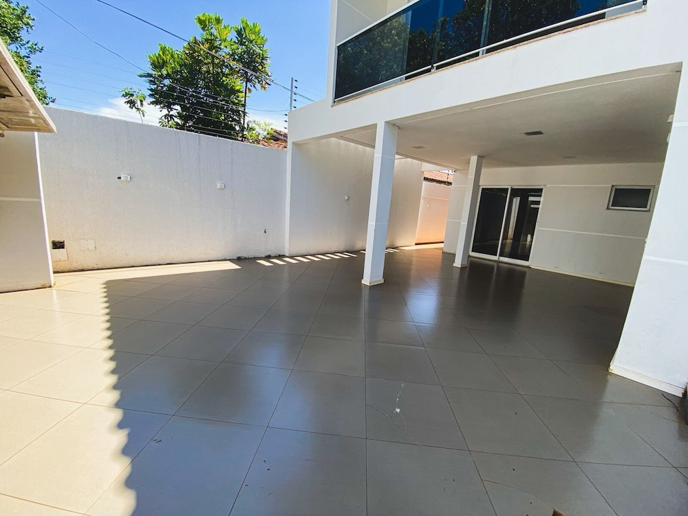 Casa com piscina 5 suites 1 quarto e AC