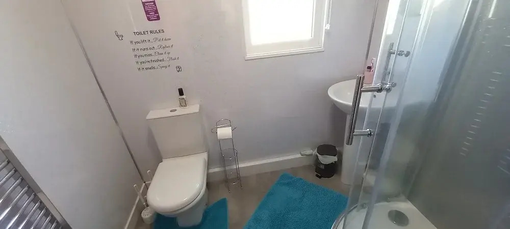3 Bed Chalet - Sleeps 6 - Parking - Garden - Wifi