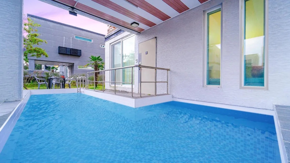 Jeju private aewol