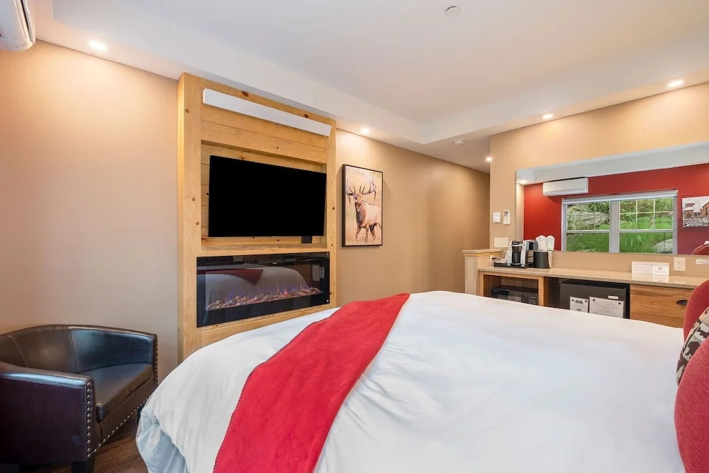 Solitude Elk Room 101 - Estes Park 1 Bedroom Studio by RedAwning
